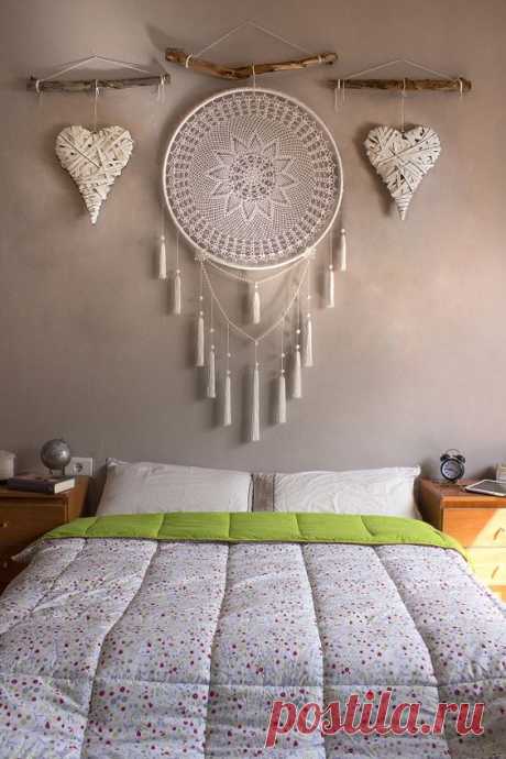 Bellos atrapasueños decorativos colgando de ramas secas para pared #decoration #wall #dreamcatcher