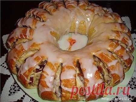 Яблочный пирог из слоёного теста.