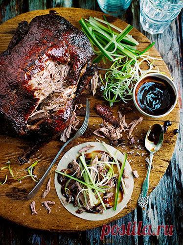 В журнале Джейми подробно с фото приготовление утки, а еще увидите видео, как подать утку…

О пекинской утке наслышаны многие, ну как же вкусно! 
Очень любимое блюдо в китайских ресторанах, эта жареная утка, приправленная специями и липко сладкая.
Нечто похожее можно приготовить дома.
Мягкую утку с хрустящей кожей подать можно в блинчиках или с салатом.