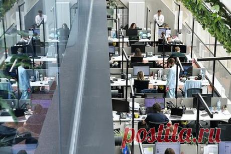 В СПБ Бирже назвали дату проведения зависших расчетов по сделкам. СПБ Биржа планирует завершить расчеты по сделкам, зависшим из-за санкций США, в понедельник, 13 ноября. Об этом заявил глава торговой площадки Евгений Сердюков. Он отметил, что после того, как биржа попала в SDN-лист, иностранные посредники приостановили обработку любых поручений на заключение сделок.