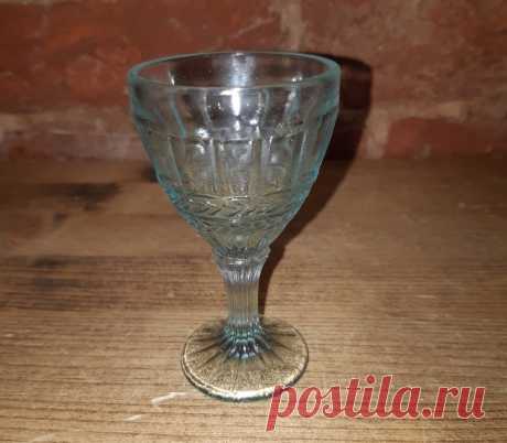 Рюмка на средней ножке. Орнамент. Голубое стекло. СССР. 50 годы 20 век. 
Высота : 92 (50) мм. Диаметр верх /основание : 50 / 42 мм. Утраты : заводской брак (кратер).

   Цена : 500 ₽

  Купить сейчас  : 

#РюмканаСреднейНожке #РюмкаОрнаментГолубоеСтекло #РюмкаСредняяНожкаСССР #РюмкаЦветноеСтекло50годы #РюмкаСтекло20век
