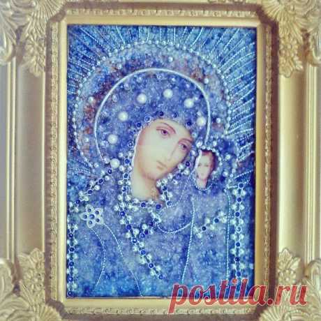 MADONA 
Imagen decorada completamente con cristales y variados elementos