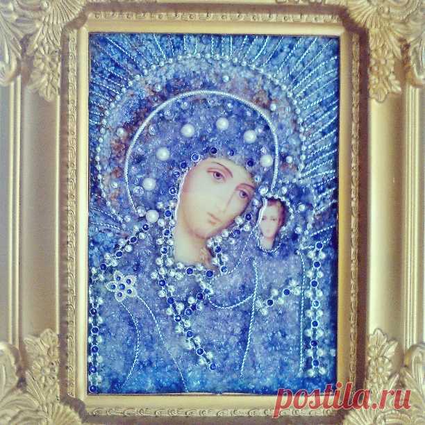 MADONA 
Imagen decorada completamente con cristales y variados elementos