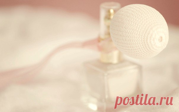 Духи способны отражать наши эмоции, мысли и мечты. На самом деле это человеческая жизнь, воплощенная в аромате. Мы выбираем парфюм чаще всего бессознательно и интуитивно, но это духи на самом деле выбирают нас. Созвучные нашему внутреннему состоянию , они стремятся слиться с нами в единое целое, чтобы наш индивидуальный внутренний мир «заговорил», был более простым и понятным, и в то же время– загадочным, как Вселенная. Флакон духов хранит столько же тайн в себе, сколько д...