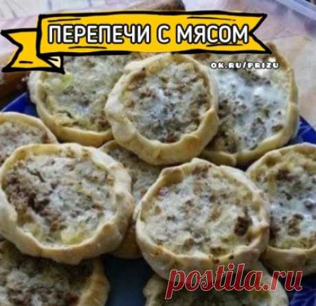Так долго искала рецепт этого блюда!

 В детстве жила в Удмуртии. И бабушка готовила их - знаменитые удмуртские...
Сначала приготовим пресное бездрожжевое тесто, смешав муку...
Приятного аппетита #рецепты #рецепт