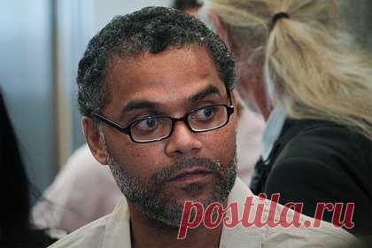 Невиновный отсидел 27 лет и потребовал 4,4 миллиарда рублей компенсации. В США невиновный мужчина, который отсидел 27 лет в тюрьме за чужое преступление, потребовал 50 миллионов долларов (4,4 миллиарда рублей) компенсации. 46-летний Томас Малик был осужден за преступление, которое произошло 26 ноября 1995 года в метро города Нью-Йорка. Тогда неизвестные расправились с кассиром станции.