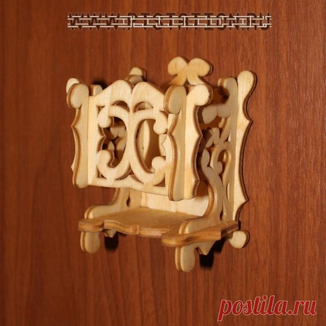 Настенная спичечница из фанеры своими руками.

Спичечница – небольшой футляр для хранения коробков. В большинстве домов является незаменимым предметом на кухне. Самодельная спичечница  деликатно подчеркнет индивидуальность элементов кухонного интерьера.