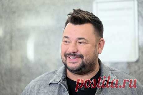 Солист «Руки Вверх!» Сергей Жуков стал отцом в пятый раз. Российский певец и солист группы «Руки Вверх!» Сергей Жуков стал отцом в пятый раз. Артист опубликовал фотографию из роддома, заявив, что в его жизнь в пятый раз пришло счастье. Супруга исполнителя Регина Бурд родила музыканту сына. У пары трое общих детей, также у Жукова есть дочь от предыдущего брака.