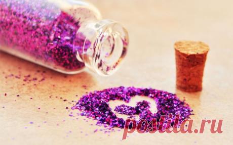 Нет ничего тише Любви. 
Влюбленность - она звенит в ушах, сводит живот и пускает мурашки по предплечьям. 
Страсть - она гремит громом, кричит о себе, подчиняет твою волю. 
А любовь - тихая. Она струится по кончикам пальцев, когда ты касаешься самых мягких волос и самой нежной кожи. 
Она растекается и согревает тебя изнутри, как коньяк в холодный вечер - только постоянно. 
Она не кричит о себе, не заставляет что-то доказывать. 
Она лишь успокаивает и позволяет наслаждаться.