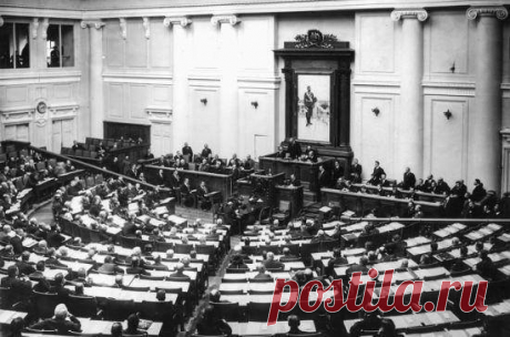 10 мая 1906 года состоялось открытие первой Государственной Думы России. Николай II под давлением либералов, которых возглавлял премьер-министр С.Ю.Витте, издал свой знаменитый августовский Манифест, где прямо говорилось: «Ныне настало время, следуя благим начинаниям их, призвать выборных людей от всей земли Русской к постоянному и деятельному участию в составлении законов, включая для сего в состав высших государственных учреждений особое законосовещательное установление, коему…