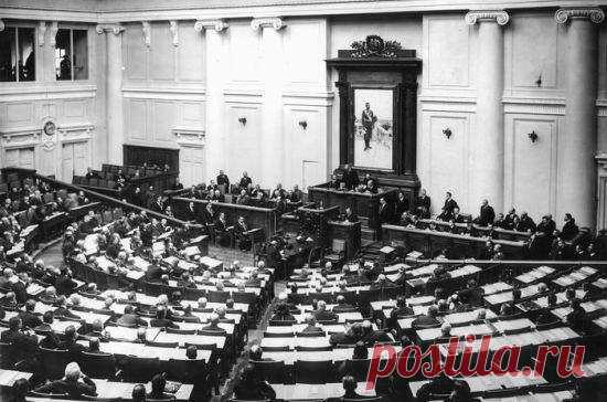 10 мая 1906 года состоялось открытие первой Государственной Думы России. Николай II под давлением либералов, которых возглавлял премьер-министр С.Ю.Витте, издал свой знаменитый августовский Манифест, где прямо говорилось: «Ныне настало время, следуя благим начинаниям их, призвать выборных людей от всей земли Русской к постоянному и деятельному участию в составлении законов, включая для сего в состав высших государственных учреждений особое законосовещательное установление, коему…