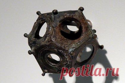 Древнеримский артефакт-загадка найден в Великобритании. В июне 2023 года археологическое сообщество Norton Disney History and Archaeology Group под началом Ричарда Паркера впервые начало раскопки в Линкольншире. Все находки были ожидаемыми, но в последний день раскопок они нашли редкий галло-римский додекаэдр из медного сплава. Это 33-й додекаэдр, найденный в Британии.