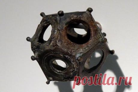 Древнеримский артефакт-загадка найден в Великобритании. В июне 2023 года археологическое сообщество Norton Disney History and Archaeology Group под началом Ричарда Паркера впервые начало раскопки в Линкольншире. Все находки были ожидаемыми, но в последний день раскопок они нашли редкий галло-римский додекаэдр из медного сплава. Это 33-й додекаэдр, найденный в Британии.