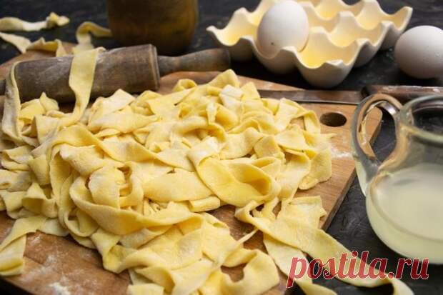 Домашняя яичная лапша на сыворотке - Будет вкусно - 27 мая - 43855270667 - Медиаплатформа МирТесен Домашняя яичная лапша на сыворотке – вкуснее готовых спагетти. Хорошая мука, свежие яйца и немного творожной сыворотки, вот все продукты необходимые для изготовления полезных макаронных изделий. Если готовите творог или сыр своими руками, то рано или поздно возникает вопрос куда девать сыворотку. - 27 мая - 43855270667 - Медиаплатформа МирТесен