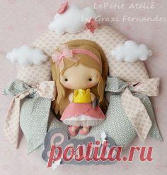 produto confeccionado em tecido e feltro podendo ser alterado as cores do cabelo, pele e base de laços.