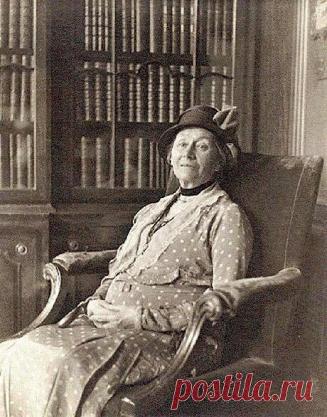 Ольга Лисеєнка - UkrOpen  На фото звичайна англійська старенька. Їй 80 років. Двоє її синів загинули у Першій Світовій і поховані у Франції, далеко від рідного дому. Чоловік теж помер. Самій їй жити залишається всього кілька років. Звичайна, мабуть, доля звичайної англійської бабусі.

На фото Аліса Гарґрівс. У дівоцтві Лідделл. Та сама Аліса, з якої і для якої Л'юїс Керролл написав «Алісу в Країні чудес» і «Алісу в Задзеркаллі». Це вона розмовляла з Чеширським Котом, грала...