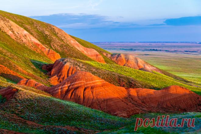 20 удивительных мест России, которые редко встретишь в путеводителях Озёра с разноцветной водой, скалы, населённые призраками, древние заброшенные города и пески, окружённые льдом — это не перечень декораций к приключенческому фильму, а точки на карте нашей страны. Cтатья о местах России, которые умеют удивлять!