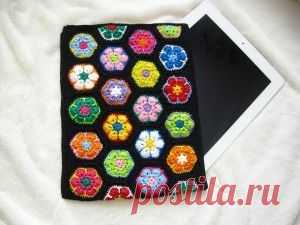 Чехол для планшета крючком из мотивов "африканский цветок". / kruchcom.ru