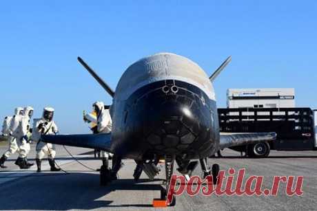 Раскрыта орбита секретного американского корабля X-37B. Многоразовый беспилотный космический корабль Военно-воздушных сил (ВВС) США X-37B перемещается по высокоэллиптической орбите высотой от 323 до 38 838 километров с наклонением 59,1 градуса. Об этом пишет ArsTechnica. Издание ссылается на данные, раскрытые финским астрономом-любителем Томи Симолой.