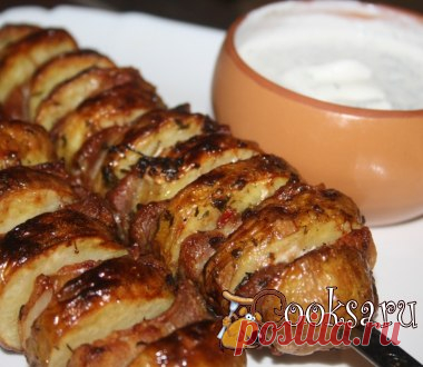 Картофельный кебаб с беконом, чесноком и пряными травами #кебаб #мангал #вкусно #праздник #рецепты #кулинария Картофельный кебаб с беконом, чесноком и пряными травами - сытное блюдо, которое можно приготовить в духовке или на мангале, но на мангале, с ароматом дымка, конечно будет вкуснее! Молодая румяная картошечка, пропитанная жиром бекона, да еще и с ароматной сухой кавказской аджики и чеснока - это очень вкусно! Подайте к такому кебабу соус из сметаны с чесноком и зеленью, поверьте, это…