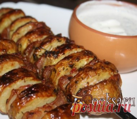 Картофельный кебаб с беконом, чесноком и пряными травами #кебаб #мангал #вкусно #праздник #рецепты #кулинария Картофельный кебаб с беконом, чесноком и пряными травами - сытное блюдо, которое можно приготовить в духовке или на мангале, но на мангале, с ароматом дымка, конечно будет вкуснее! Молодая румяная картошечка, пропитанная жиром бекона, да еще и с ароматной сухой кавказской аджики и чеснока - это очень вкусно! Подайте к такому кебабу соус из сметаны с чесноком и зеленью, поверьте, это…