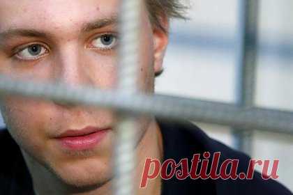 Сжегшему Коран россиянину продлили арест. В Грозном продлили арест россиянину Никите Журавелю, обвиняемому в сожжении Корана. Находится под стражей молодой человек будет еще полгода. Свою вину он признал частично. 19 мая в соцсетях распространились кадры, на которых Журавель сжигал Коран у Соборной мечети в Волгограде.