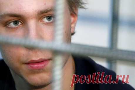 Сжегшему Коран россиянину продлили арест. В Грозном продлили арест россиянину Никите Журавелю, обвиняемому в сожжении Корана. Находится под стражей молодой человек будет еще полгода. Свою вину он признал частично. 19 мая в соцсетях распространились кадры, на которых Журавель сжигал Коран у Соборной мечети в Волгограде.