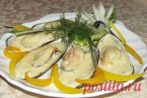 Мидии необыкновенные под изысканным сырным соусом | Островок Гурмания
Что взять для блюда Мидии под изысканным сырным соусом — состав:

    ☀Ориентироваться в количестве стоит по простой формуле: на каждую порцию уходит 100 грамм этого морепродукта.
    ☀Кроме этого вам понадобиться вода, одна луковица и три плавленых сырка. Плавленый сыр может продаваться с различными добавками, вам лучше всего взять сыр «Дружба», который не содержит различных примесей.