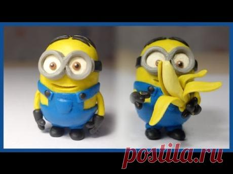 Лепим Миньона из пластилина. Minion made of clay.