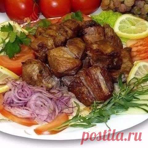 Вкуснейший шашлык в духовке

Секреты приготовления такого мяска:
1. готовить надо в рукаве для запекания.
2. на луковой подушке. Причем лук должен быть маринованный. Именно он
более всего и придает мясу вкус шашлыка.
Но обо всем по порядку...

Ингредиенты:
Свинина
Лук
Специи
