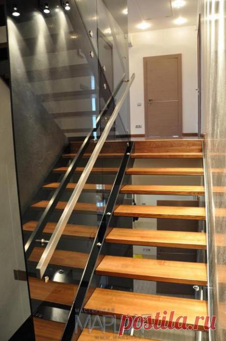 Изготовление лестниц, ограждений, перил Маршаг – Ограждение лестницы на тетивах самонесущим стеклом