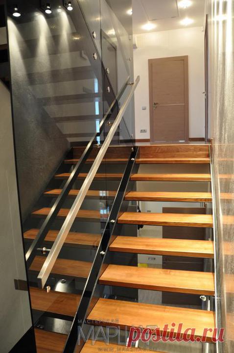 Изготовление лестниц, ограждений, перил Маршаг – Ограждение лестницы на тетивах самонесущим стеклом