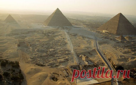 Знания атлантов хранятся в тайном подземелье под Сфинксом. 

Сфинкс является одним из символов Египта наряду с Великими пирамидами. Однако до сих пор неизвестно, кто воздвиг этого колосса и главное, зачем? Наверняка его поставили не для красоты. Какие тайны хранит монумент? Что и от кого он охраняет? 

Известный и загадочный Египет 

Египет считается одной из наиболее изученных древних цивилизаций. О нем мы знаем гораздо больше, чем о древней Индии или об исчезнувшем госуд...