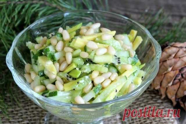 Салат с авокадо, киви и кедровыми орешками — Д а ч а