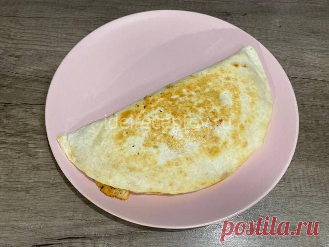 Тортилья с курицей, сыром и овощами на сковороде - пошаговый рецепт
