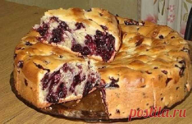 Очень простой и быстрый пирог с чёрной смородиной