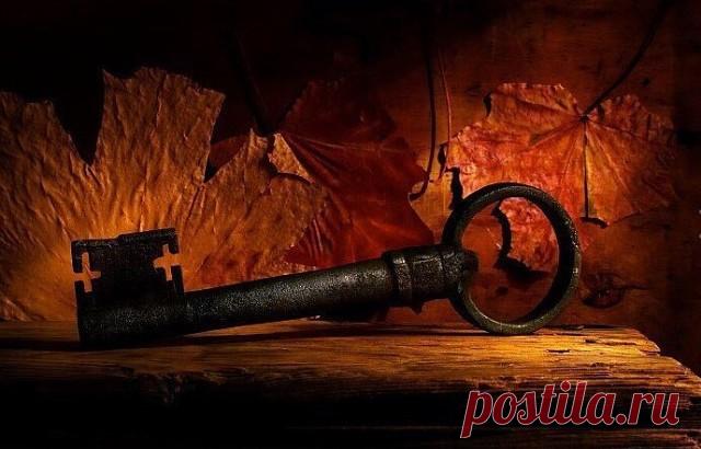 ИЗБАВИТЬСЯ ОТ НЕУДАЧ В ТОРГОВЛЕ 

Чтобы избавиться от неудачи в торговле, на убывающей луне возьмите любую старую тряпку, обмахните ею пыль со своего торгового места. Можно и пол вымыть ею. Заверните в нее любой ненужный ключ, наговорите на сверток такие слова: «Лихо нищее, лихо бесторговое, лихо убытковое, не трогай меня, рабу Божию (имя), будь тихо, прочь по воде плыви, меня с собой не зови. Под корягой лежи, держи рака клешнястого, дурня бельмястого. Чтоб отрепьев мне н...