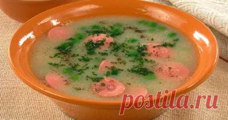 Для приготовления блюда Гороховый суп с сосисками необходимы следующие ингредиенты: свежий зеленый горошек 300 гр (можно взять замороженный), сосиски подкопченные 4 штуки, замороженная смесь из овощей 250 гр, куриный бульон 3 стакана, 1 зубчик чеснока, хлеб для тостов 2 ломтика, соль на пробу.