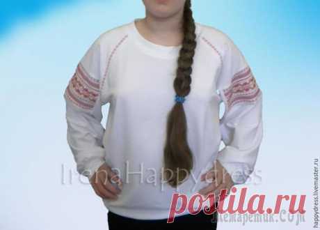Шьём свитшот в русском стиле Со слов автора. Погрузившись в тему русской народной одежды, я влюбилась в праздничное цветовое сочетание белого с красным, которое так часто носили наши предки. И у меня родилась идея перенести элеме...