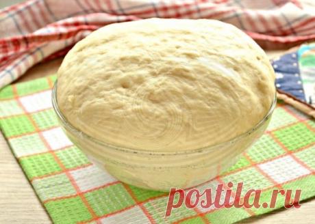 Не беритесь ставить дрожжевое тесто, если продукты для него только что лежали в холодильнике. Все ингредиенты нужно минут на 30 оставить в комнате. Соблюдение этого условия сделает тесто более пышным и ускорит его подъем.