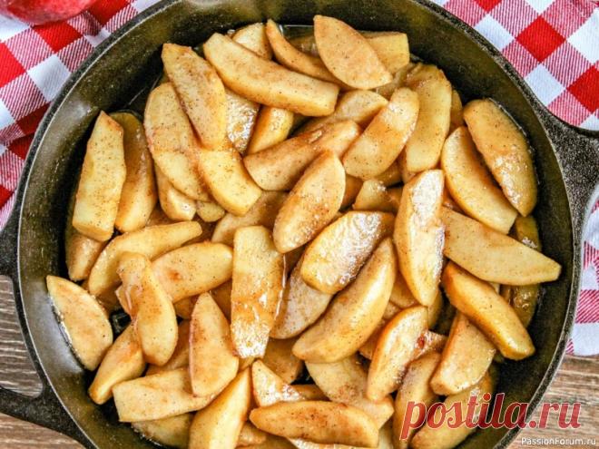 Без духовки! Яблочный пирог за 20 минут без выпечки, быстро и просто Если у вас нет духовки, но вы хотите испечь пирог. Яблочный пирог за 20 минут без выпечки, быстро и просто.Ингредиенты:Яблоки - 3 шт.Сливочное масло - 20 г.Сахар - 3 + 2 ст.Лимонный сок - 1 ч.Корица - 1 столовая ложкаСметана - 300 г.Яйца - 2 шт.Масло растительное - 2 столовые ложкиМука -...