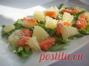 Салат с помело и копченым лососем