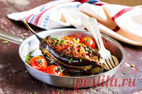 Молодые баклажаны в сезон можно купить на рынке по самой низкой цене. Купить и навертеть кастрюлю баклажанной икры. А может быть, сделать запеченные баклажаны на гарнир к шашлыку или просто как основное блюдо? А может быть, пожарить кружочками с чесноком и зеленью? Блюд из баклажана очень много, и