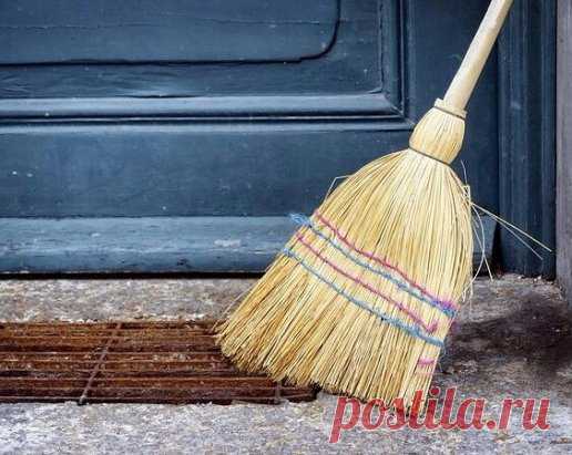 КАК ВЫМЕСТИ ИЗ ДОМА НЕГАТИВ, БОЛЕЗНИ И ОТРИЦАТЕЛЬНУЮ ЭНЕРГИЮ: 
На убывающей Луне подметите весь дом веником, весь мусор сосредоточьте у самого входа в дом, прямо у порога. Порог считается границей между двумя мирами. Соберите мусор в совок, из совка выбросите в пакет и тут же вместе с ним переступите порог своего дома со словами: «Мусор к мусору, добро к добру. Чужого зла не надо, отправляю туда, откуда пришло». Мусор вынесите на улицу вместе с веником. Домой уходите, не оглядываясь. 
КАК В СТ