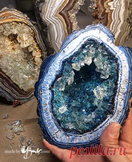 DIY Giant Concrete Geode - Made By Barb - простые пошаговые инструкции по литью, краске и добавлению кристаллов для создания огромных артефактов геодезических и драгоценных камней