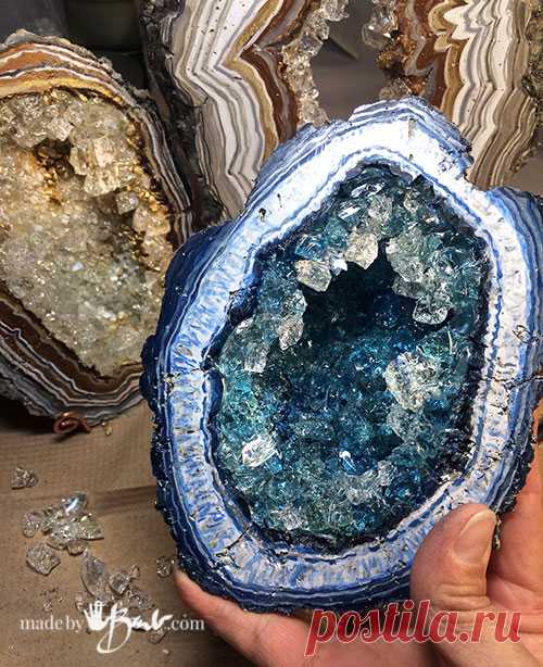 DIY Giant Concrete Geode - Made By Barb - простые пошаговые инструкции по литью, краске и добавлению кристаллов для создания огромных артефактов геодезических и драгоценных камней