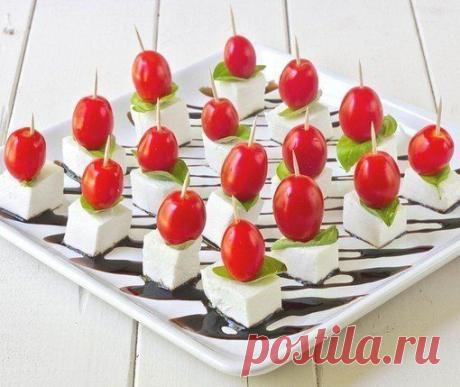 Мини салат Капрезе - отличная свежая и легкая закуска для друзей