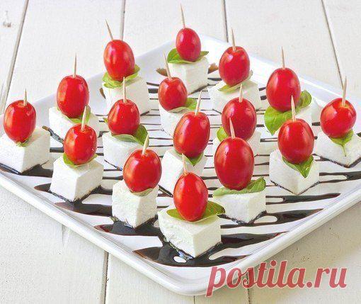 Мини салат Капрезе - отличная свежая и легкая закуска для друзей