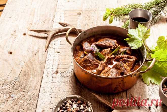 Жаркое: самые вкусные рецепты от Шефмаркет Классическое жаркое - рецепт, подразумевающий использование таких продуктов: картофель и мясо, которые готовятся в жаростойких горшках.