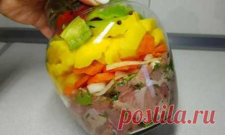 Сочное мясо с поджаристой, пропитанной вкусным соком картошкой лучше всего готовить не на сковороде, а в стеклянной банке. Мясо нанизываем на шпажки, заполняем банку картошкой и другими овощами, добавляем приправ и ставим в духовку. На банку емкостью в 1,5 литра нам понадобится 500 граммов любого - 3 ноября - 43543962429 - Медиаплатформа МирТесен